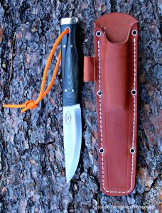 The sheath has magnets in it, and holds the blade securely.