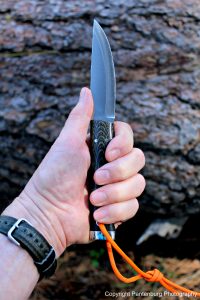 The Forest knife handle doesn't have a guard, and it doesn't need one.